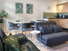 Pass the Keys Stunning 2BR Apt with Balcony Next to Queens Uni